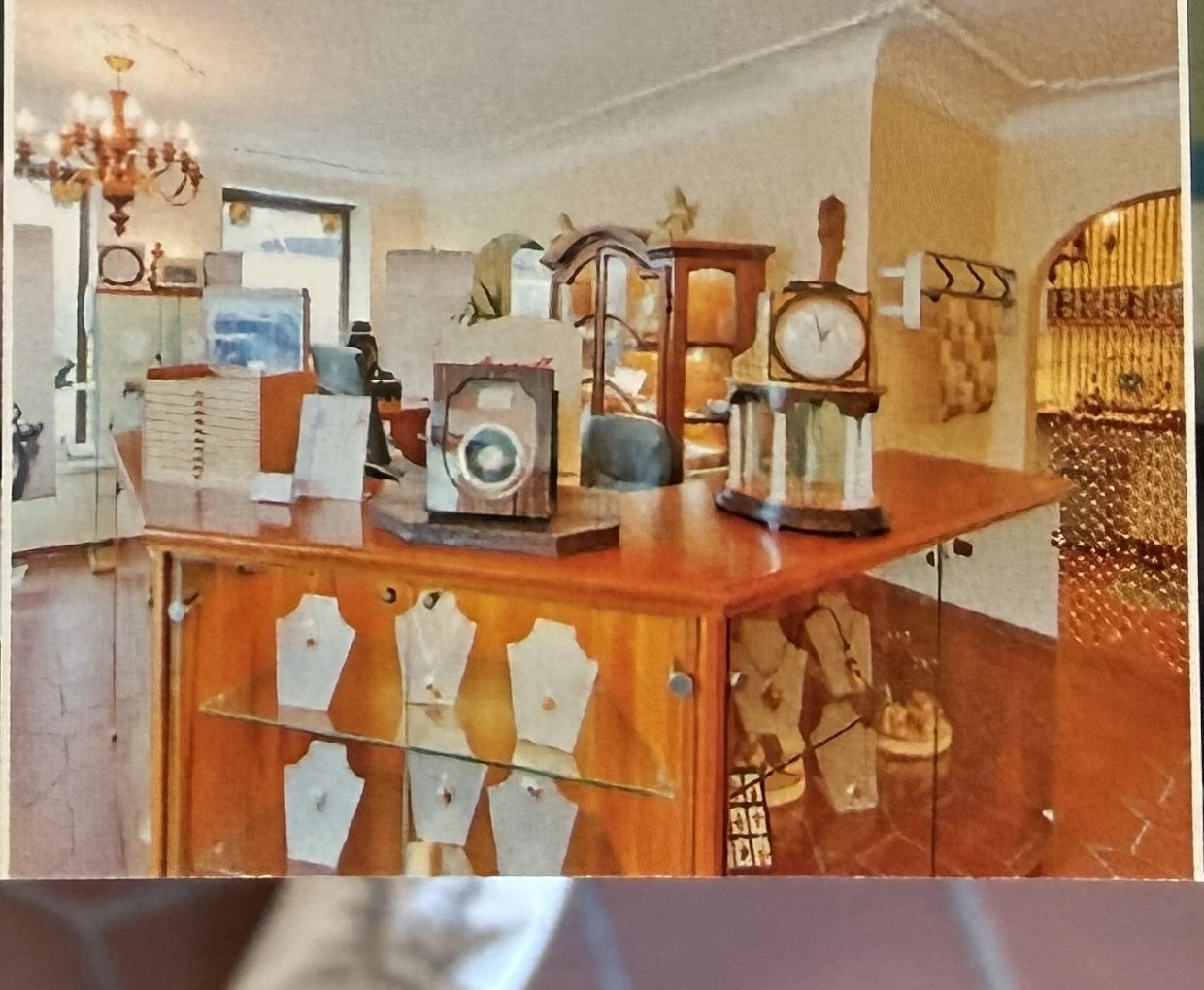 Verkaufsraum des Ateliers mit Vitrine, Standuhr und ausgestellten Uhren